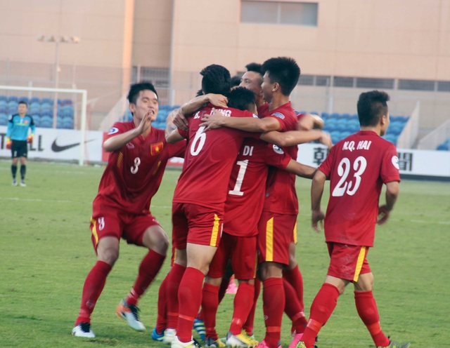 U19 Việt Nam 1-1 U19 UAE: Trận hòa tiếc nuối - 3
U19 Việt Nam ăn mừng bàn thắng mở tỷ số của Minh Dĩ