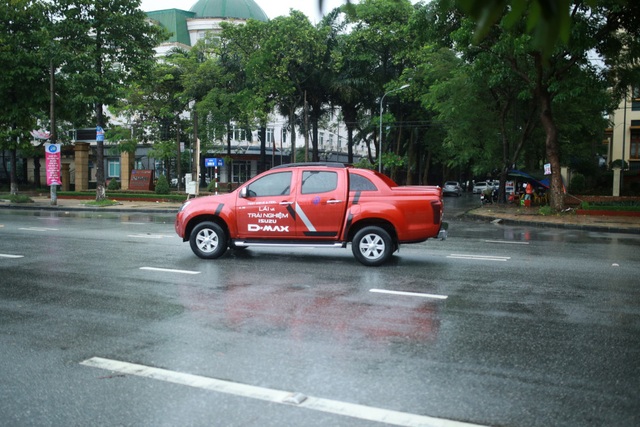 Isuzu tổ chức lái thử xe tại nhiều tỉnh, thành - 4
Cơn mưa lớn trong sự kiện lái thử tại Vinh vừa qua cũng là dịp để khách hàng thử nghiệm khả năng vận hành của mu-X và D-Max