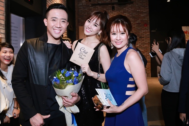 Trấn Thành hôn bà xã Hari Won trong buổi ra mắt phim - 15 Thanh Thúy - Giám đốc sản xuất của bộ phim trang nhã với đầm xanh được cut out khéo léo