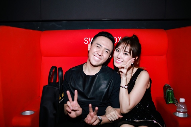 Trấn Thành hôn bà xã Hari Won trong buổi ra mắt phim - 7 Trong rạp, hai người được dành chỗ ngồi dành cho các cặp tình nhân