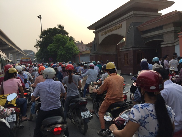 Khai giảng trùng ngày đầu đi làm sau nghỉ lễ, đường phố ùn tắc nghiêm trọng - 11
Điểm tắc nghẽn kinh niên trước Học viện An ninh. (Ảnh: Kim Tân)