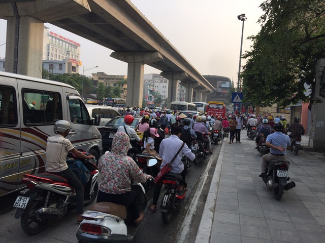 Khai giảng trùng ngày đầu đi làm sau nghỉ lễ, đường phố ùn tắc nghiêm trọng - 13 Khai giảng trùng ngày đầu đi làm sau nghỉ lễ, đường phố ùn tắc nghiêm trọng - 13