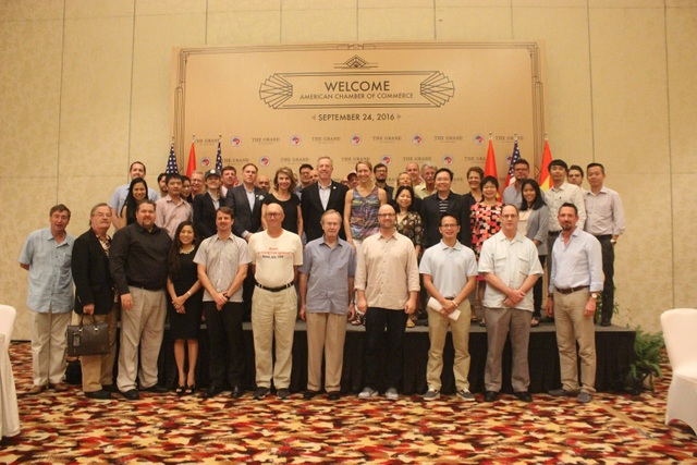 AMCHAM bổ nhiệm ông Michael Kelly (ACDL) làm Chủ tịch Ủy ban Du lịch AMCHAM - 4
Michael Kelly của ACDL, Giám đốc AmCham Adam Sitkoff, Đại sứ Hoa Kỳ Ted Osius cùng các thành viên AmCham
