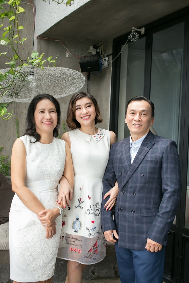 Tiêu Châu Như Quỳnh suýt khóc khi “tạ lỗi” với bố mẹ cận Tết - 4 Tiêu Châu Như Quỳnh suýt khóc khi “tạ lỗi” với bố mẹ cận Tết - 4