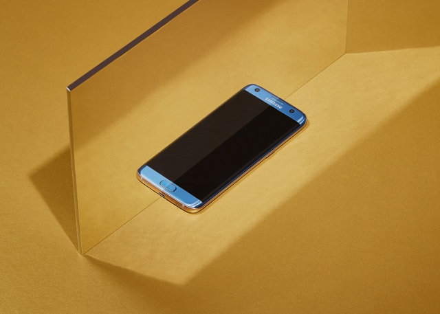 Galaxy S7 edge Xanh Coral – “siêu phẩm” của Samsung hút khách dịp cuối năm 2016 - 4 Sắc màu đột phá, đầy cuốn hút trên Galaxy S7 edge Xanh Coral.