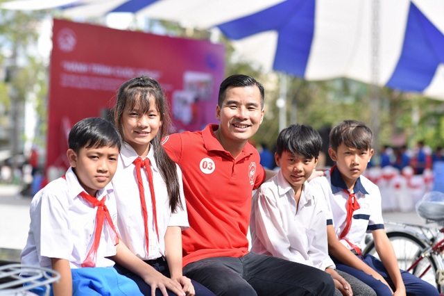 Hành trình Cuộc sống AIA - Hành trình của ước mơ - 8 Phó Tổng Giám đốc Tài chính AIA Việt Nam, ông Lý Nhơn chung vui cùng các cháu học sinh được nhận xe đạp trong Hành trình Cuộc sống tại Cần Thơ