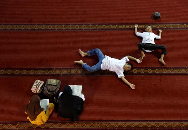 Indonesia: Những người phụ nữ đọc kinh Koran bên trong nhà thờ Hồi giáo trong tháng lễ Ramadan ở Jakarta, Indonesia ngày 9/6.