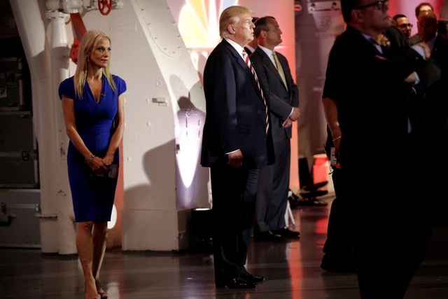 Người phụ nữ đứng sau chiến dịch tranh cử thành công của ông Trump - 6
Với thâm niên trong ngành thăm dò dư luận và quản lý chiến dịch tranh cử, bà Conway đã nhanh chóng thuyết phục ông Trump làm những điều tưởng như không thể với ông như chuẩn bị cho cuộc tranh luận tổng thống trực tiếp, thuyết phục ông tiếp tục tin tưởng vào khả năng chinh phục Nhà Trắng ngay cả khi các khảo sát cho thấy ông Trump luôn bị đối thủ dẫn trước.