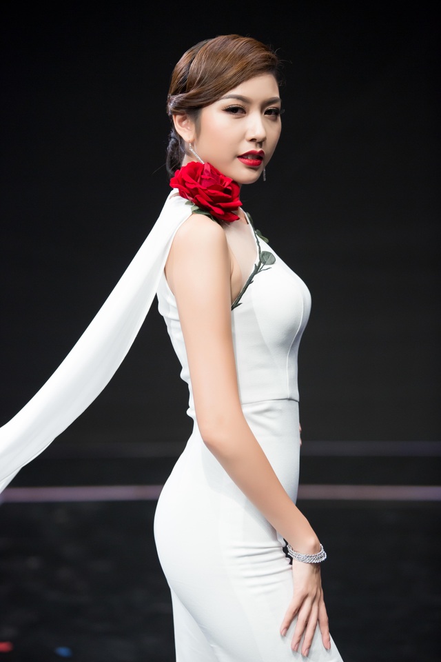 Á hậu Thúy Vân thanh lịch tới ngỡ ngàng - 3
Gần đây người đẹp 9X rất đắt show làm MC, giám khảo