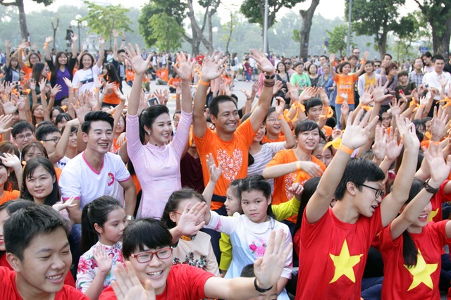 Hoa hậu Ngọc Hân, MC Phan Anh cùng 3.000 bạn trẻ nhảy flashmob lan tỏa “Tử tế” - 1
Hoa hậu Ngọc Hân và MC Phan Anh cùng hàng ngàn bạn trẻ tham gia nhảy flashmob “Tử tế”
