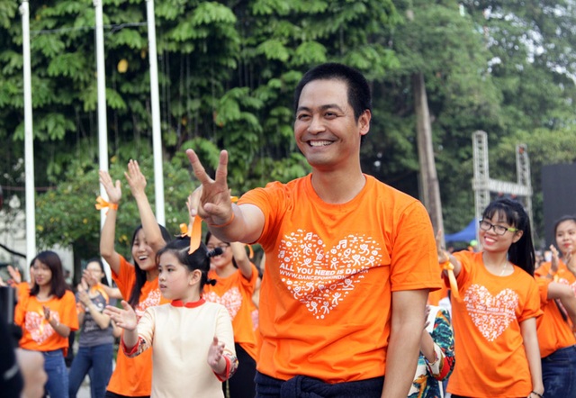 Hoa hậu Ngọc Hân, MC Phan Anh cùng 3.000 bạn trẻ nhảy flashmob lan tỏa “Tử tế” - 5
MC Phan Anh nhiệt tình trong mỗi bước nhảy