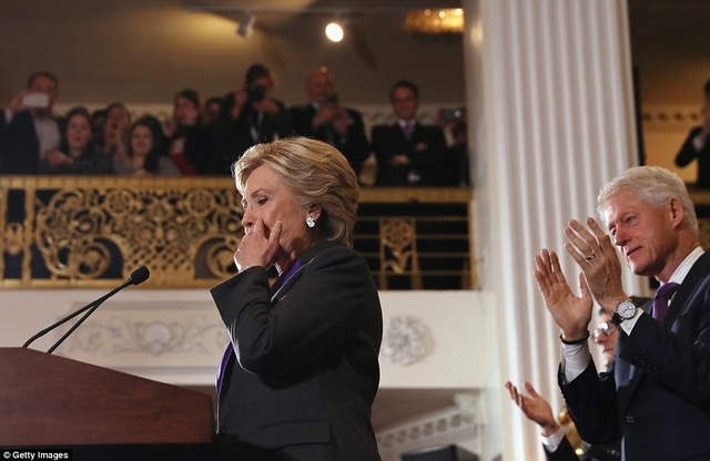 Bà Clinton nghẹn ngào thừa nhận thất bại - 2
Bà Clinton đã rơi nước mắt trong bài phát biểu. (Ảnh: Getty)
