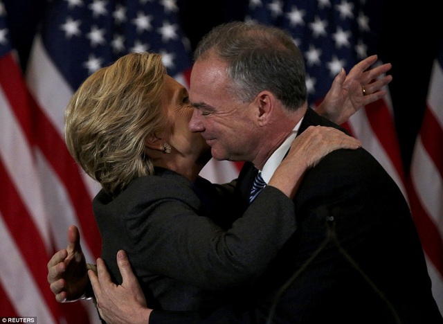 Bà Clinton nghẹn ngào thừa nhận thất bại - 3
Bà Clinton cảm ơn ứng viên phó tổng thống Tim Kaine và đội ngũ hỗ trợ bà tranh cử. (Ảnh: Reuters)
