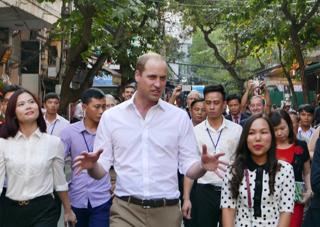Hoàng tử Anh William uống cà phê, dạo phố cổ Hà Nội - 6
Hoàng tử Anh trên đường tới thăm trường tiểu học Hồng Hà trên phố Lãn Ông.