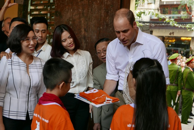 Hoàng tử Anh William uống cà phê, dạo phố cổ Hà Nội - 9
Một học sinh thay mặt các bạn cùng trường tặng quà cho Hoàng tử William.