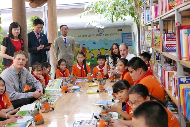 Hoàng tử Anh William đá bóng cùng học sinh Việt Nam - 3
Trường Hồng Hà là một trong nhiều trường học tham gia chiến dịch toàn quốc giáo dục nâng cao nhận thức về việc giảm nhu cầu sử dụng sừng tê giác.