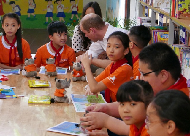 Hoàng tử Anh William đá bóng cùng học sinh Việt Nam - 4
Hoàng tử đã vào thăm thư viện của trường và cùng các học sinh đọc cuốn sách “Tớ là chú Tê giác nhỏ bé”.