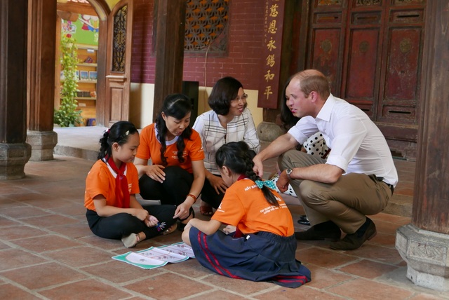 Hoàng tử Anh William đá bóng cùng học sinh Việt Nam - 6
Hoàng tử William tỏ ra thích thú với trò chơi ô ăn quan và còn hỏi kỹ luật chơi.