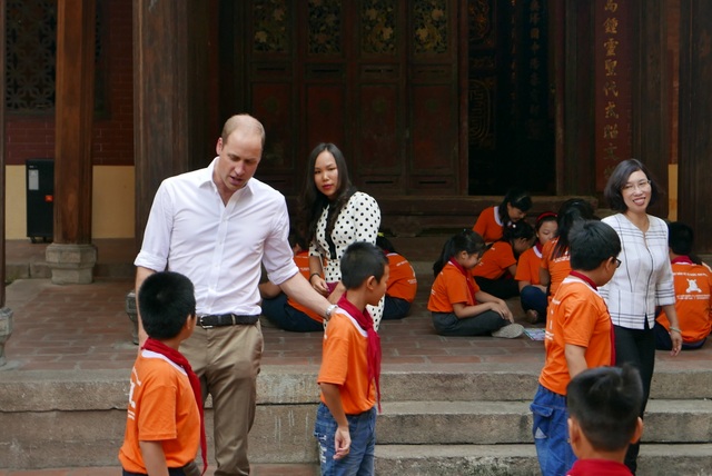 Hoàng tử Anh William đá bóng cùng học sinh Việt Nam - 7
Hoàng tử cũng dành thời gian tham gia chơi đá bóng cùng các học sinh nam.