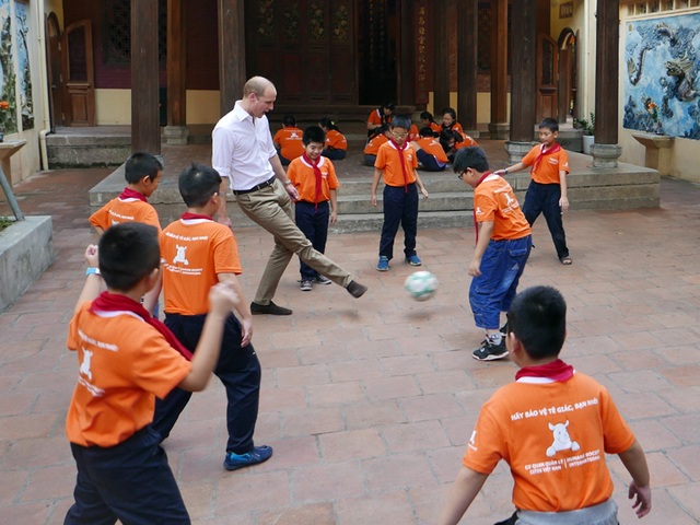 Hoàng tử Anh William đá bóng cùng học sinh Việt Nam - 9
Hoàng tử William thích thú với màn chơi bóng cùng các học sinh tới nỗi khi được thông báo đã muộn thời gian so với lịch trình, Hoàng tử đáp: Tôi đang rất hứng thú. Tôi muốn chơi thêm chút nữa với các em.