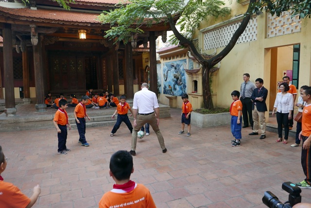 Hoàng tử Anh William đá bóng cùng học sinh Việt Nam - 10
Hoàng tử William không ngại lăn xả để tranh bóng.