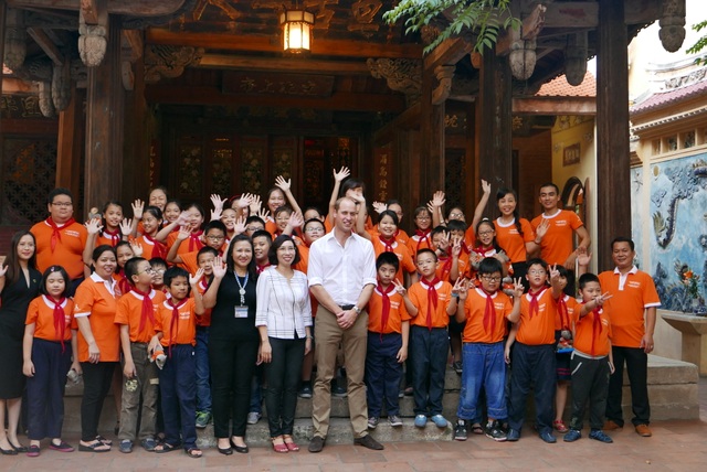 Hoàng tử Anh William đá bóng cùng học sinh Việt Nam - 11
Cô trò trường tiểu học Hồng Hà chụp ảnh lưu niệm với Hoàng tử William.