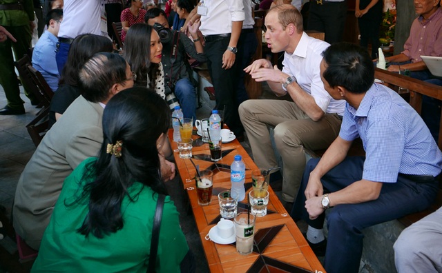 Hoàng tử Anh William gặp gỡ 50 người Việt trẻ - 9
Trước đó, vào chiều 16/11, Hoàng tử William đã đi dạo phố cổ và ghé vào một quán cà phê vỉa hè để trò chuyện cùng người dân Việt Nam. (Ảnh: An Bình)