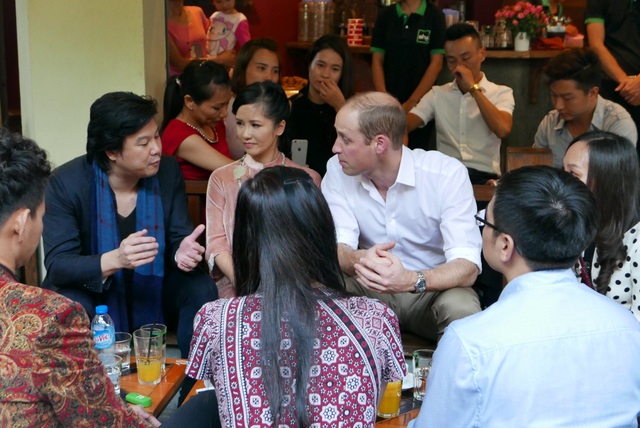 Hoàng tử Anh William gặp gỡ 50 người Việt trẻ - 13
Nhạc sĩ Thanh Bùi, một nhà hoạt động vì động vật hoang dã, trò chuyện với Hoàng tử William. (Ảnh: An Bình)