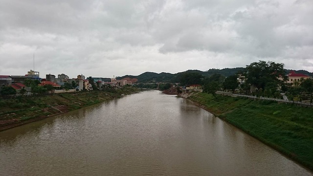 Bão suy yếu sớm, Quảng Ninh may mắn "thoát" bão - 9
Mực nước sông Kỳ Cùng khá thấp, ảnh chụp trên cầu Đông Kinh - TP Lạng Sơn.