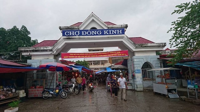 Bão suy yếu sớm, Quảng Ninh may mắn "thoát" bão - 10
Mọi hoạt động ở chợ Đông Kinh diễn ra bình thường.