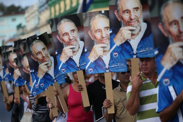 Fidel Castro - Người viết nên huyền thoại Cuba - 3
Người dân mang theo di ảnh khi đón đoàn xe chở tro cốt của cố lãnh tụ Fidel đi qua. (Ảnh: Reuters)