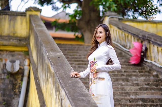 Ngắm nữ sinh ĐH Luật xinh tươi trong tà áo dài thướt tha - 2
Trần Ly Ly (sinh năm 1997, chiều cao 1m63, cân nặng 49 kg)