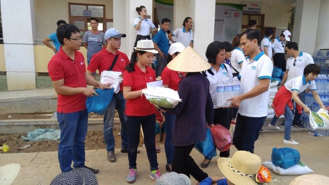 LG Việt Nam chung tay hỗ trợ đồng bào miền Trung bị lũ lụt - 3
Đoàn thiện nguyện trao quà tận tay cho những hộ gia đình chịu thiệt hại do lũ