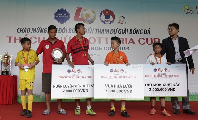 “Thách thức Lotteria Cup 2016” - Tôn vinh tinh thần bóng đá đẹp - 1
Trao giải cho cá nhân xuất sắc và đội bóng Fairplay