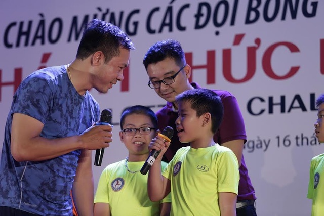 “Thách thức Lotteria Cup 2016” - Tôn vinh tinh thần bóng đá đẹp - 3 Xạ thủ Hoàng Xuân Vinh giao lưu với các cầu thủ nhí