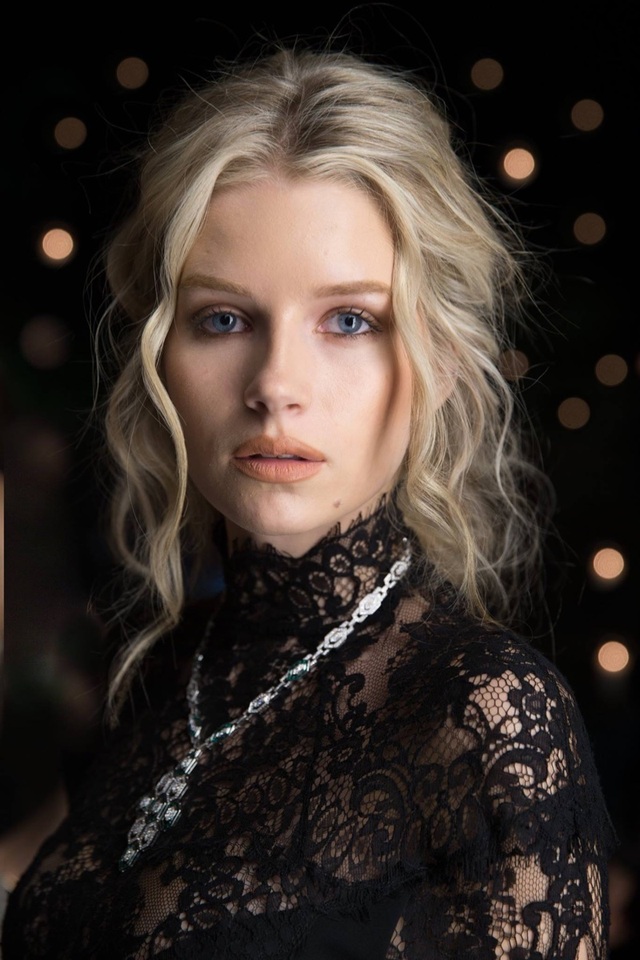 Em gái Kate Moss “lộ hàng” vì diện váy xuyên thấu - 7
Lottie Moss bắt đầu nghiệp người mẫu khi mới 13 tuổi và ngày càng nổi tiếng.