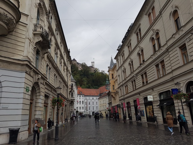 Đông Âu - những điểm đến quyến rũ - 5
Tuyến phố chính của Thủ đô Ljubljana ngày chủ nhật có mưa. Phía sau là ngôi nhà thờ cổ được cho là bằng đá cổ nhất ở đây