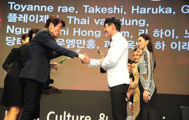 Một năm "gặt hái" giải thưởng quốc tế của sao Việt - 4 Một năm "gặt hái" giải thưởng quốc tế của sao Việt - 4
