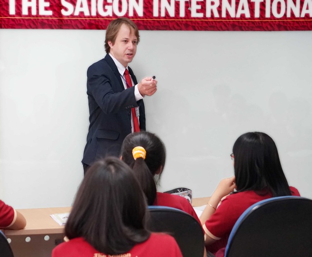 Nâng tầm tư duy lãnh đạo với học bổng MBA trên 1 tỷ đồng từ SIU - 2 Được tiếp cận, định hướng giải quyết các tình huống thực tế dưới sự hướng dẫn tận tình của đội ngũ giảng viên gồm các giáo sư, phó giáo sư, tiến sĩ, các chuyên gia hàng đầu giàu kinh nghiệm sẽ mang lại chất lượng học tập cao nhất.