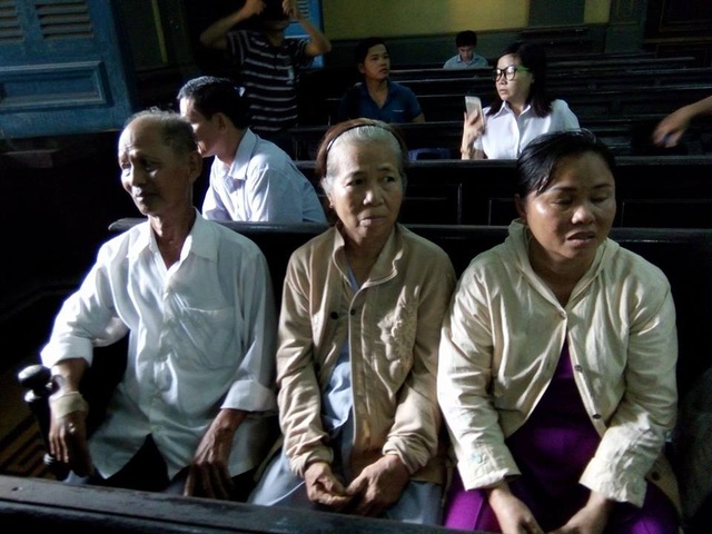 Tân Hiệp Phát nói không chủ trương dùng tiền nhận lại chai nước có ruồi - 6 Bố mẹ bị cáo có mặt tại tòa. Trao đổi với phóng viên, bố bị cáo cho biết con ông bị oan, mong muốn tòa trả tự do