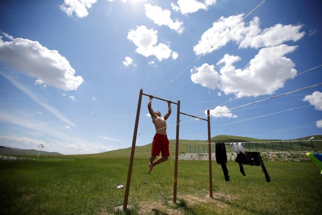 Mông Cổ: Một vận động viên của đội tuyển Olympic vật Mông Cổ tập luyện sau buổi huấn luyện hằng ngày ở bên ngoài một trung tâm huấn luyện vật tại thủ đô Ulaanbaatar.