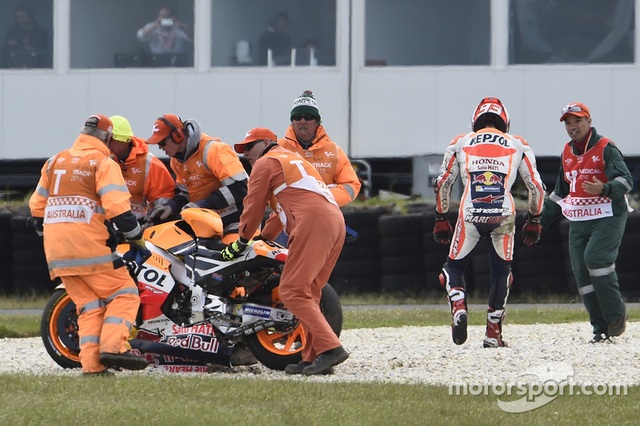 Cal Crutchlow thắng dễ, Marquez phạm sai lầm đáng tiếc - 3 Cal Crutchlow thắng dễ, Marquez phạm sai lầm đáng tiếc - 3