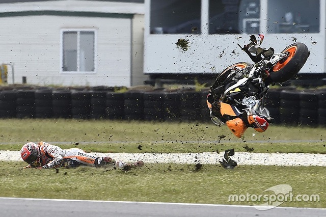 Cal Crutchlow thắng dễ, Marquez phạm sai lầm đáng tiếc - 2 Cal Crutchlow thắng dễ, Marquez phạm sai lầm đáng tiếc - 2