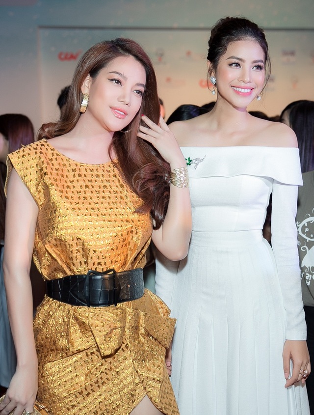 Trấn Thành hôn bà xã Hari Won trong buổi ra mắt phim - 16 Trương Ngọc Ánh cũng có mặt trong buổi ra mắt, cô diện trang phục vàng óng sang trọng, nổi bật. Trương Ngọc Ánh luôn song hành hoa hậu Phạm Hương trên thảm đỏ