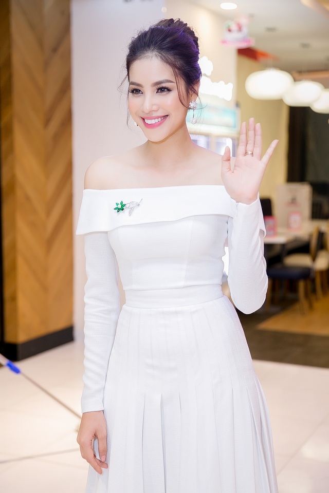Trấn Thành hôn bà xã Hari Won trong buổi ra mắt phim - 10 Phạm Hương chọn chiếc váy trắng đơn giản, kiểu dáng đầm hở vai, cũng như chi tiết hoa cài màu xanh tinh tế trên phần ngực áo, giúp tôn lên vẻ đẹp thần thái tươi trẻ của mình.