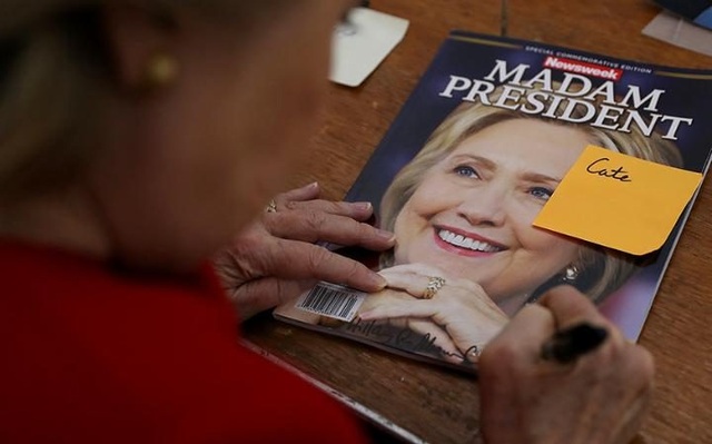 Báo Mỹ trót phát hành 125.000 ấn bản in bìa Clinton đắc cử - 1
Ấn bản Madam President của Newsweek. (Ảnh: Getty)