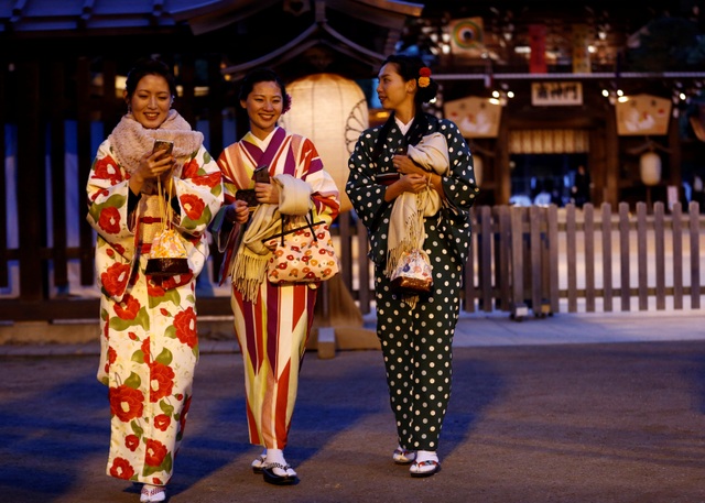 Thế giới mở "đại tiệc" pháo hoa mừng năm mới 2017 - 35
Các cô gái trong trang phục kimono đi lễ tại đền Meiji ở Tokyo, Nhật Bản vào buổi tối cuối cùng của năm cũ. (Ảnh: Reuters)