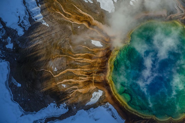 Những bức ảnh ấn tượng nhất 2016 do National Geographic bình chọn - 14 14. Màu sắc huyền ảo trong Grand Prismatic Spring ở Yellowstone khi vi khuẩn phát triển mạnh trong vùng nước nóng.