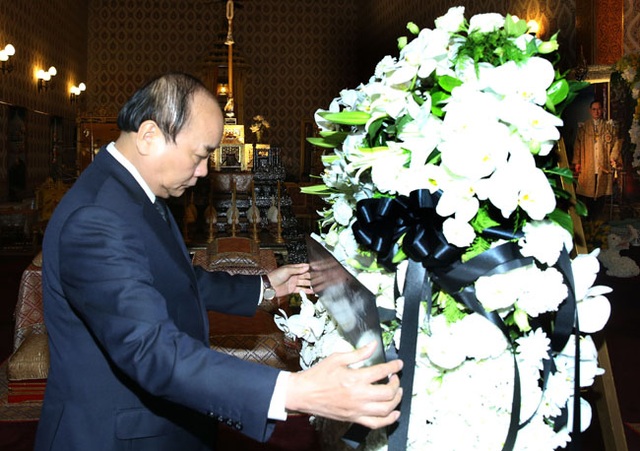 Thủ tướng Nguyễn Xuân Phúc viếng Nhà vua Thái Lan Bhumibol Adulyadej - 1
Thủ tướng viếng Nhà vua Thái Lan Bhumibol Adulyadej. Ảnh: VGP