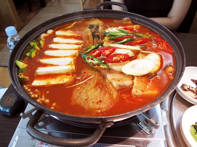 Những người không nên ăn lẩu - 10
Đồng thời khi ăn lẩu không nên ngồi quá lâu, khi ngồi ăn liền tù tì mấy tiếng, dạ dày, đường ruột liên tục làm việc, dịch tiêu hóa, bài tiết giảm đi, thời gian dài như thế sẽ gây ra rối loạn chức năng tiêu hóa.